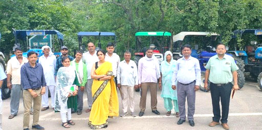 एडीसी अपराजिता ने 8 किसानों को खेती करने के लिए 50 प्रतिशत अनुदान पर ट्रैक्टर सौंपे