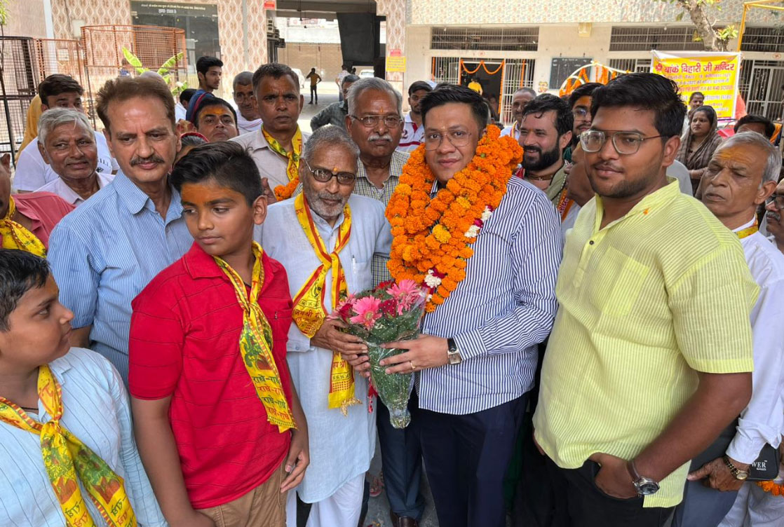 ढोल नगाड़ों और भण्डारे के आयोजन के साथ किया गया बांके  बिहारी मंदिर में शिवलिंग को पुनः स्थापित, युवा भाजपा नेता अमन गोयल पहुँचे बतौर मुख्यातिथि