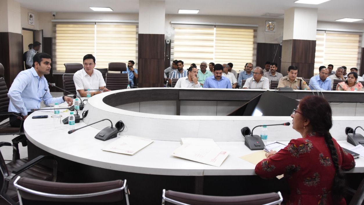 उपायुक्त विक्रम सिंह ने नौवें अंतर्राष्ट्रीय योगा दिवस की तैयारियां को लेकर अधिकारियों को सौंपी अलग-अलग जिम्मेदारी