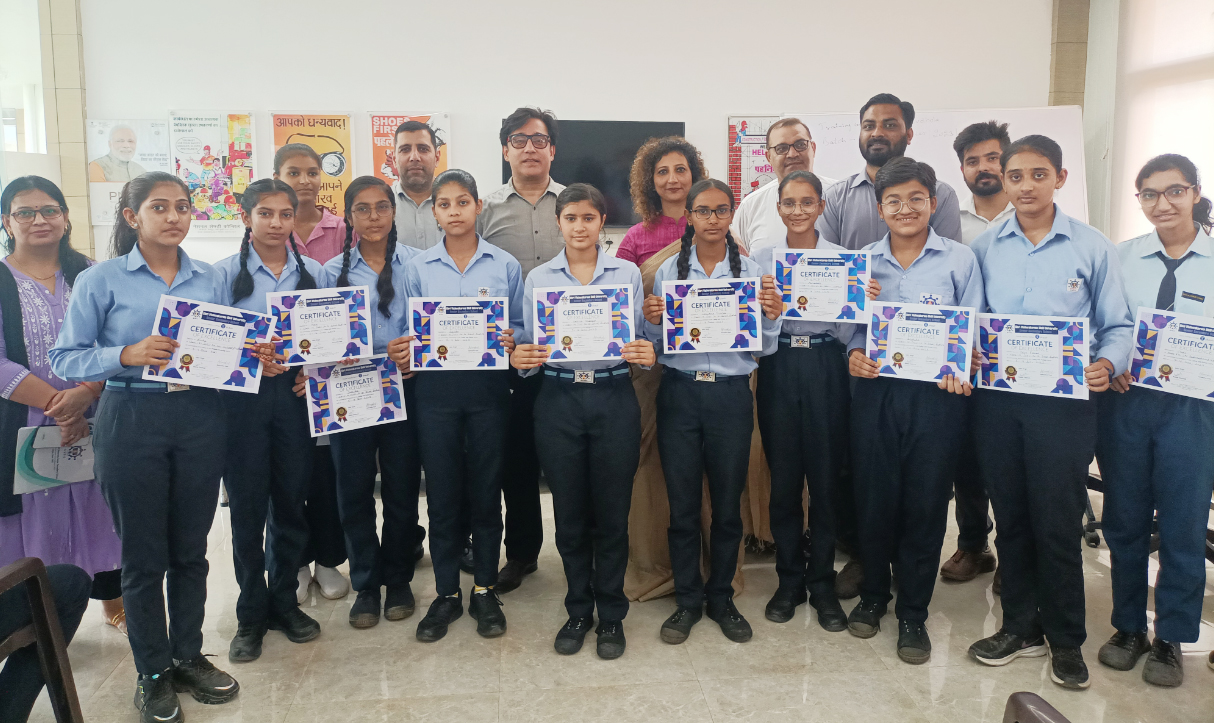 श्री विश्वकर्मा कौशल विश्वविद्यालय सीनियर सेकेंडरी स्कूल में आयोजित समर कैंप में बच्चों ने सीखी कोडिंग