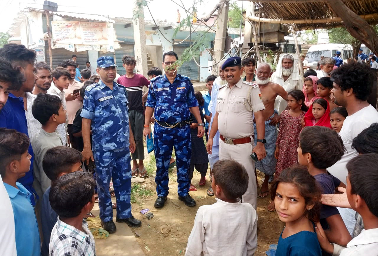 उपचुनावों को लेकर पुलिस व आरएएफ टीम ने निकाला फ्लैग मार्च