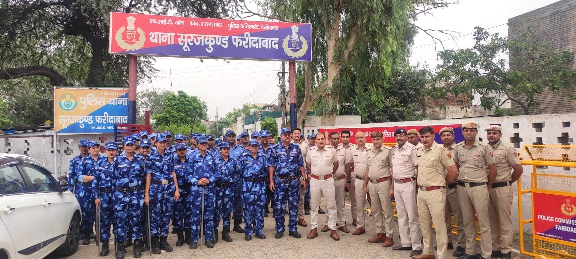 कानून व्यवस्था बनाए रखने के लिए इंस्पेक्टर बलराज व आरएएफ टीम ने गांव अनंगपुर एरिया में निकाला फ्लैग मार्च