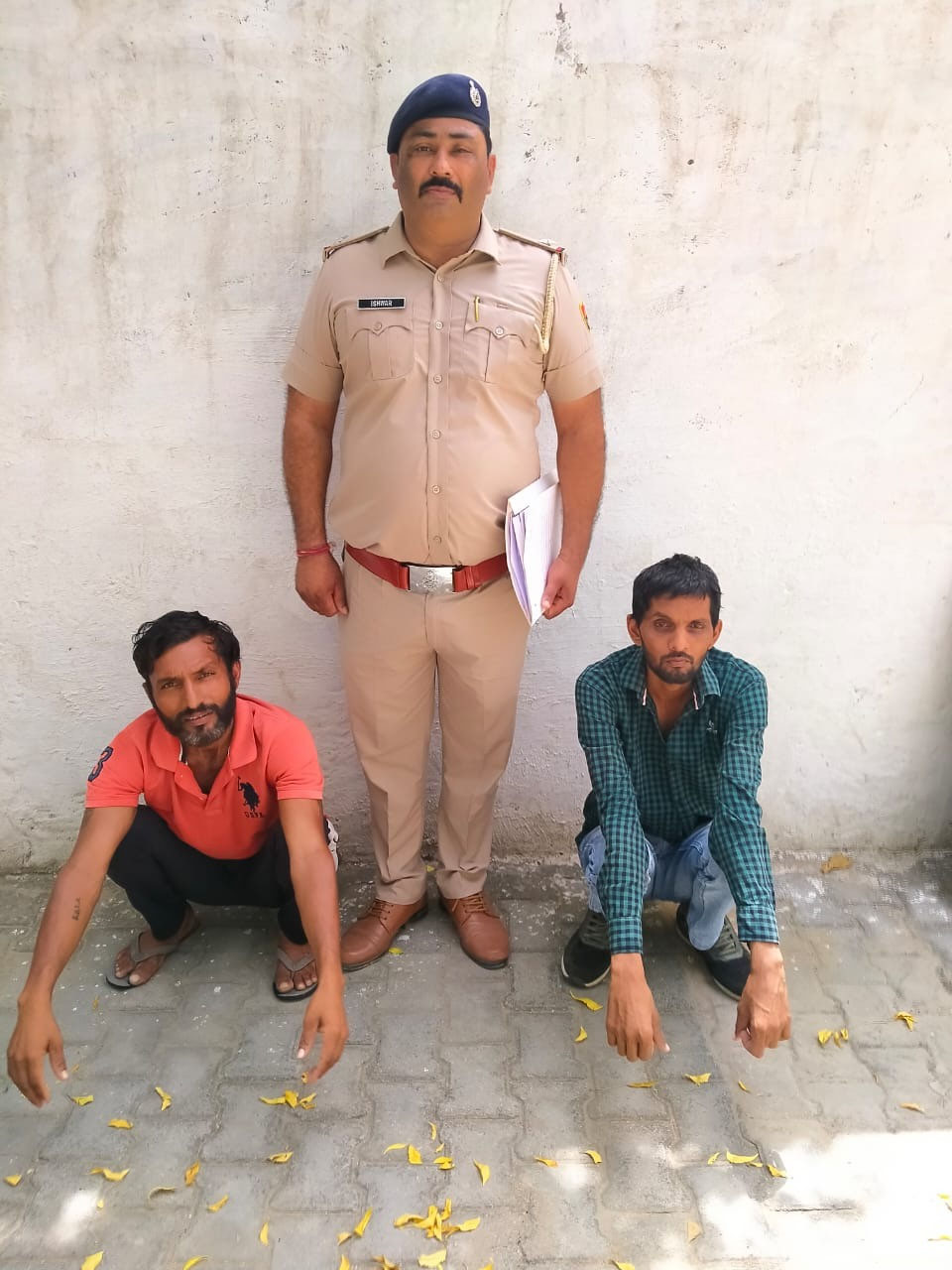 क्राइम ब्रांच 65 ने अवैध हथियार के मामले में आरोपी और उसे हथियार सप्लाई करने वाले उसके साथी को किया गिरफ्तार, एक देशी कट्टा व एक जिंदा कारतूस बरामद