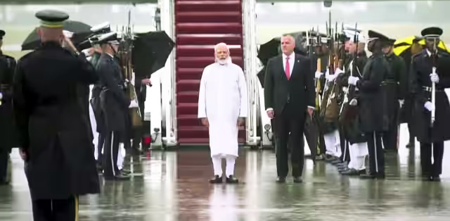VIDEO : राष्ट्रगान के सम्मान में एयरपोर्ट पर भीगते रहे PM MODI