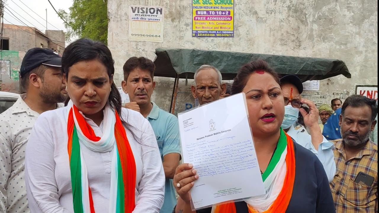 पर्वतीय कालोनी की तमाम समस्याओं को लेकर स्थानीय लोगों ने किया प्रदर्शन