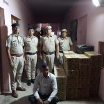 हसनपुर थाना पुलिस ने गाडी पिकअप मे अवैध शराब बेचते हुए एक आरोपी को किया गिरफ्तार