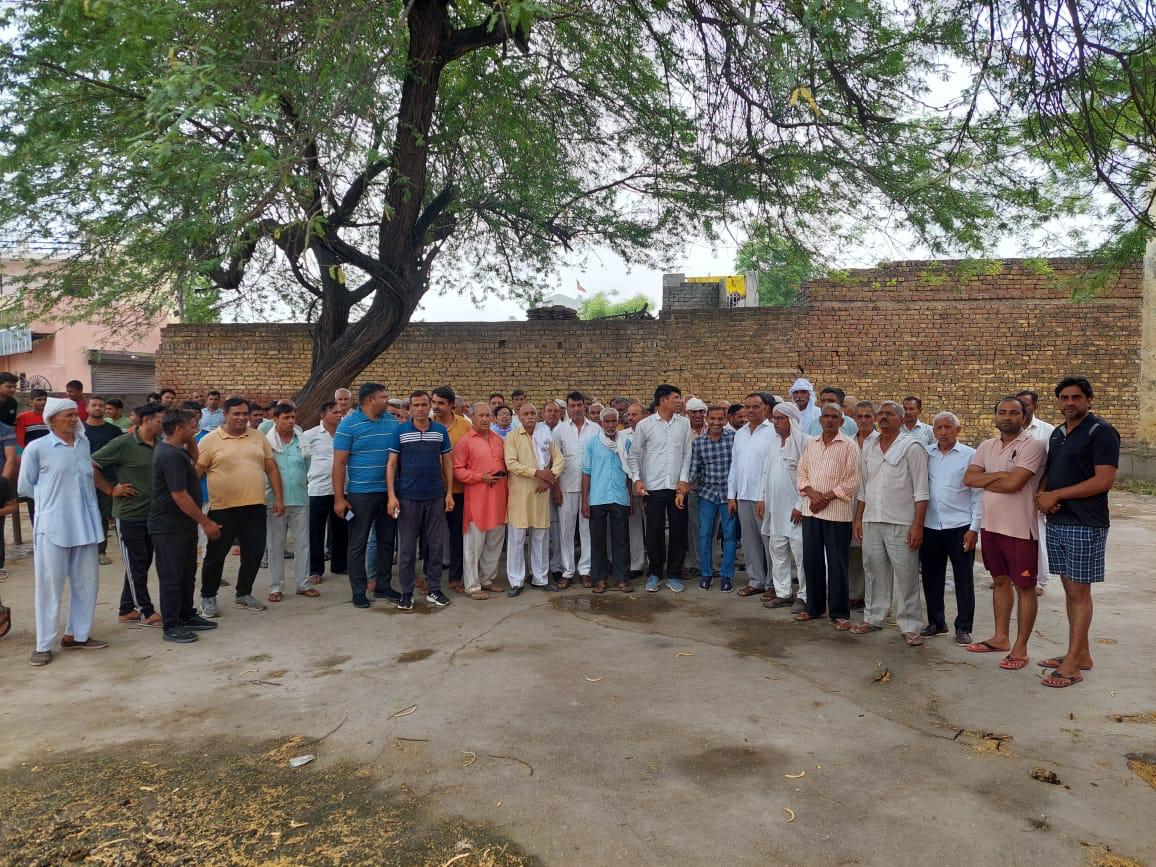 नगर निगम में शामिल गाँवों में फिरनी के रास्ते से बाहर बने मकानों को अवैध घोषित करने के खिलाफ नीमका में रोष प्रदर्शन