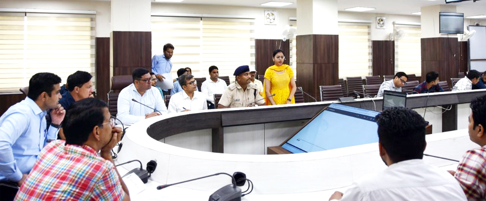 सभी चौराहों और बाजार के चौकों पर सड़क सुरक्षा के नियमों की पालना करना पूरी तरह से सुनिश्चित करें अधिकारी: डीसी विक्रम सिंह