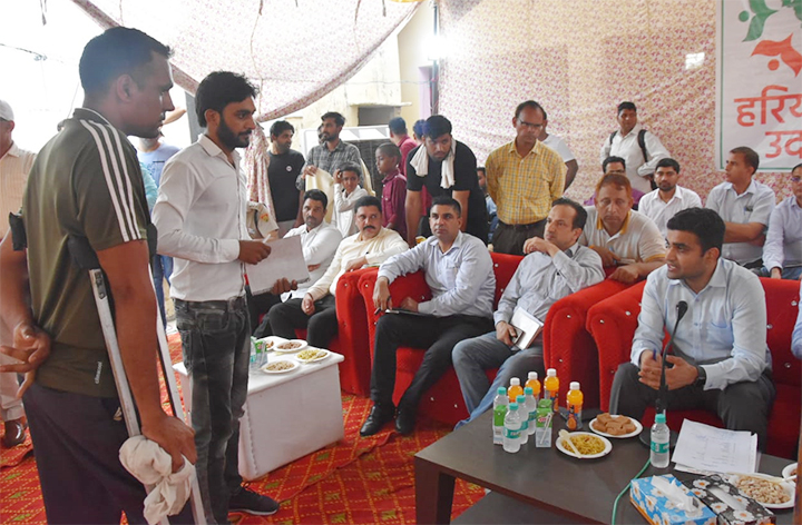 डीसी विक्रम सिंह ने गांव कांवरा में हरियाणा उदय अभियान के तहत किया जन संवाद