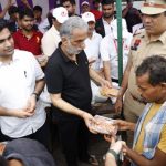 केंद्रीय राज्य मंत्री कृष्णपाल गुर्जर ने शिविर में राहत सामग्री व भोजन के पैकेट वितरित किए