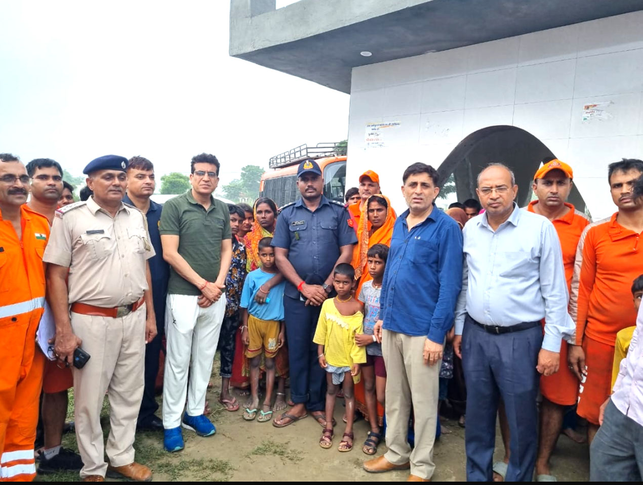 अमीपुर गांव में यमुना में फंसे 78 लोगों को रेस्क्यू कर शेल्टर होम पहुँचाया गया: डीसी विक्रम सिंह