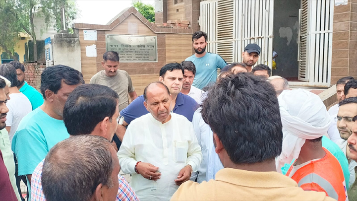 बाढ़ के पानी में उतरकर विधायक नरेंद्र गुप्ता ने लिया जायजा