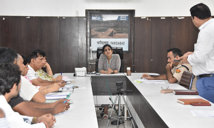 नशीले पदार्थ बेचने और नशा करने वालों की करें गंभीरता से निगरानी : एडीसी अपराजिता