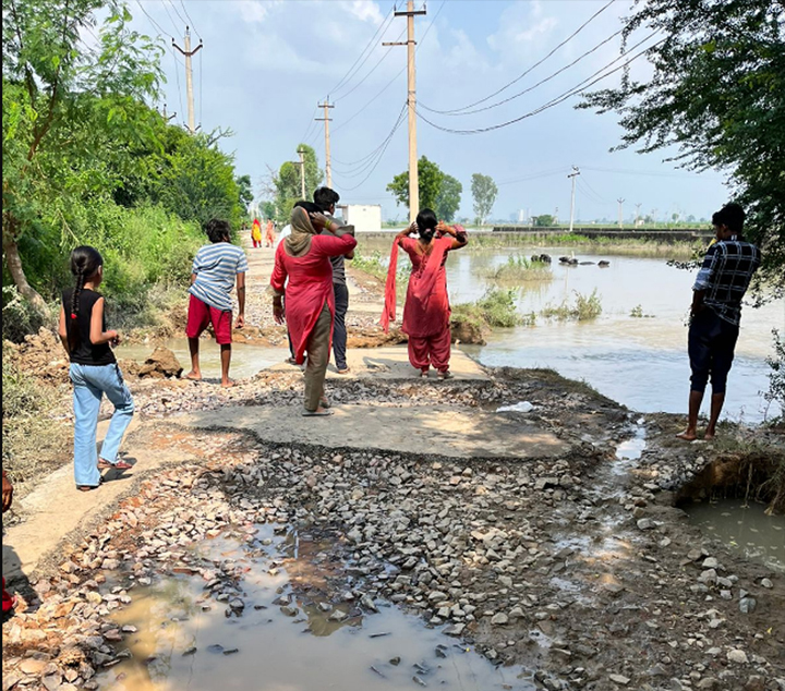 यमुना में आई बाढ़ से बही मंझावली से शेखपुर-मोजमाबाद सड़क को मरम्मत के बाद रिकॉर्ड समय में ट्रैफिक के लिए खोला: डीसी विक्रम सिंह