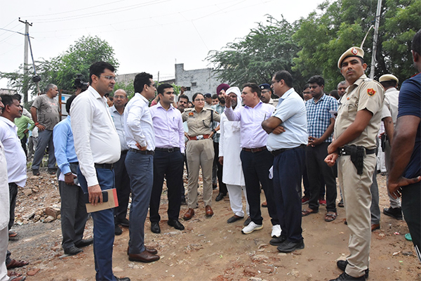डीसी विक्रम सिंह ने किया प्रशासनिक व पुलिस अधिकारियों के साथ यमुना के जलस्तर का निरीक्षण