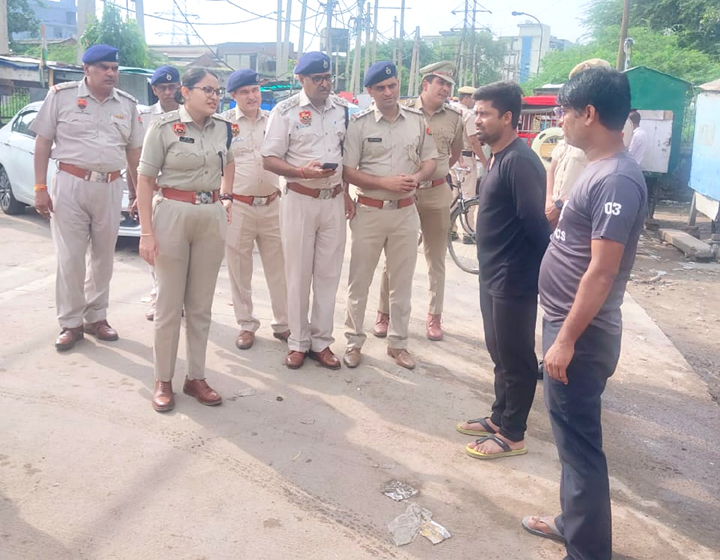 डीसीपी सेंट्रल पूजा वशिष्ठ ने मोहर्रम के अवसर पर पल्ला, सराय, सेक्टर 31 एरिया में पहुंचकर थाना प्रभारियों को कानून व्यवस्था कायम रखने के दिए अहम दिशा निर्देश