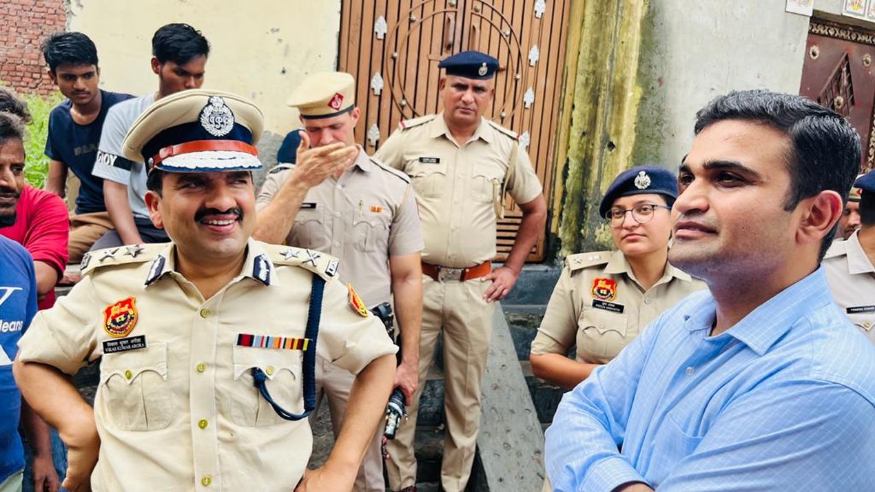 बसंतपुर गांव में यमुना में जलस्तर बढ़ने के बाद उपायुक्त विक्रम सिंह व पुलिस आयुक्त विकास अरोड़ा ने किया दौरा