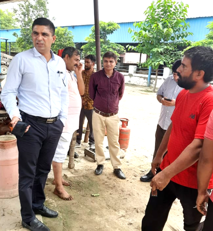 फरीदाबाद के बाढ़ प्रभावित क्षेत्रों के लिए पशु चिकित्सकों की 22 टीमें गठित: डीसी विक्रम सिंह