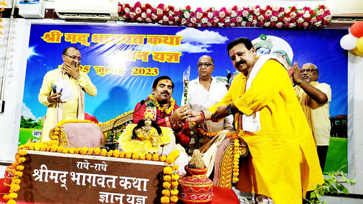 Life changes by listening to satsang: Pandit Surendra Babli