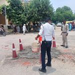 फरीदाबाद ट्रैफिक पुलिस अपनी ड्यूटी भी कर रही है और सड़क के गड्ढे भी भर रही है
