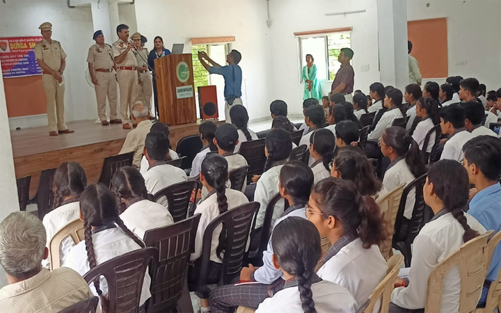 Under the Haryana Uday program, DCP Ballabgarh Rajesh Duggal, ACP Rajesh Lohan and their team conducted drug addiction awareness campaign in village Sunpad.