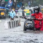 दिल्ली में बारिश ने 41 साल का रिकॉर्ड तोड़ा, कल स्कूल बंद, बाढ़ का अलर्ट जारी