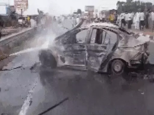उत्तराखंड में सड़क हादसे में 3 कांवड़ियों की मौत, गुस्साए साथियों ने कार में आग लगाई
