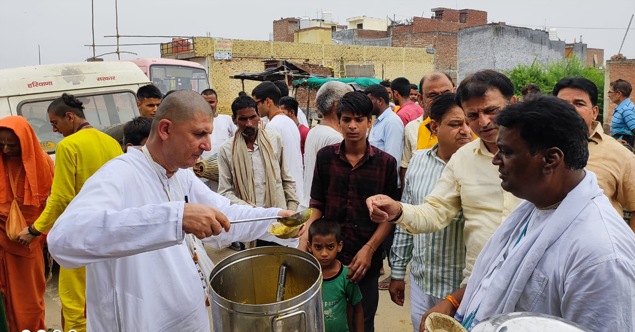 ISKCON Faridabad | भक्तगण बाढ़ प्रभावित इलाकों में लोगों की मदद के लिए आगे आये