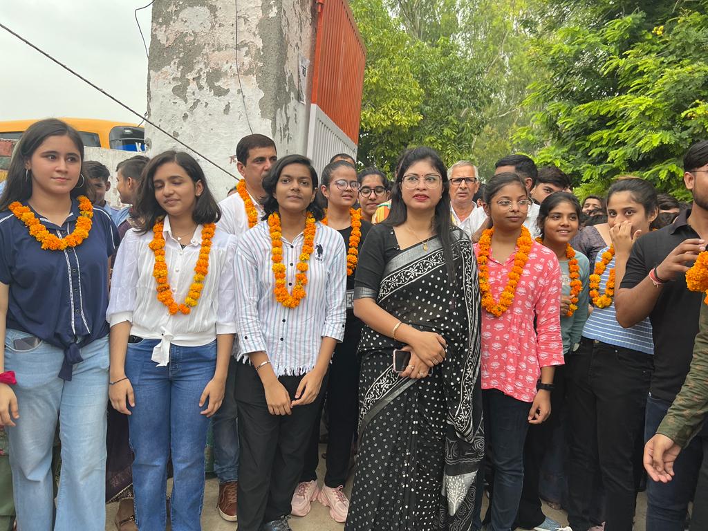 KCM world School ने नीट व आईआईटी में उत्तीर्ण हुए छात्रों के लिए मनाया विजय उत्सव