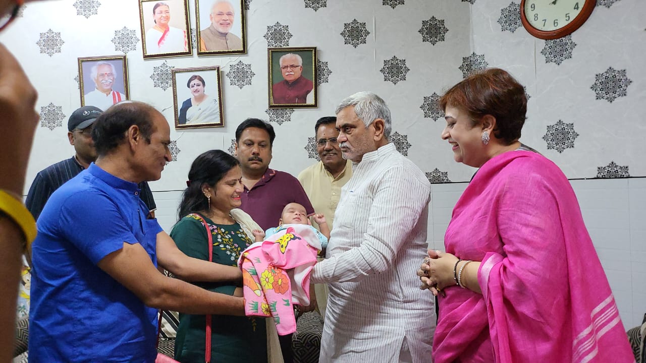 25 साल बाद दिल्ली की दंपत्ति के घर आई खुशियां, शिशु गृह से बच्चा मिला गोद