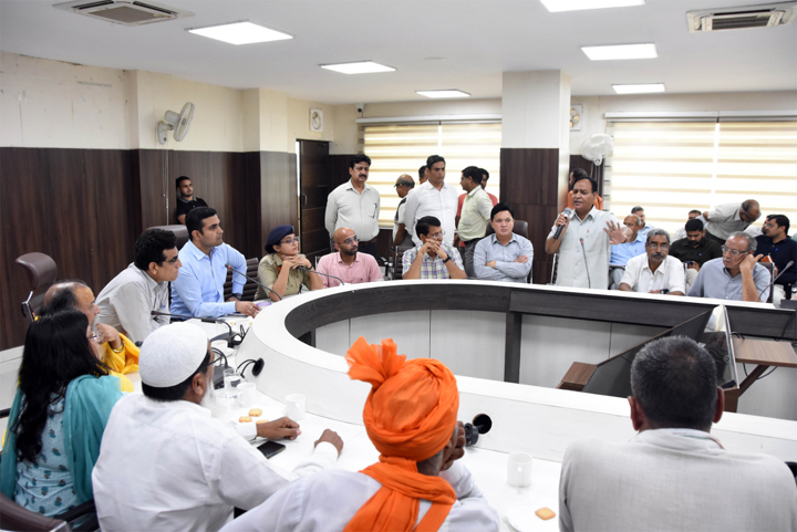 फरीदाबाद में शांति व कानून व्यवस्था बनाए रखने के लिए डीसी विक्रम सिंह की अध्यक्षता में हुई सर्वधर्म पीस कमेटी की बैठक