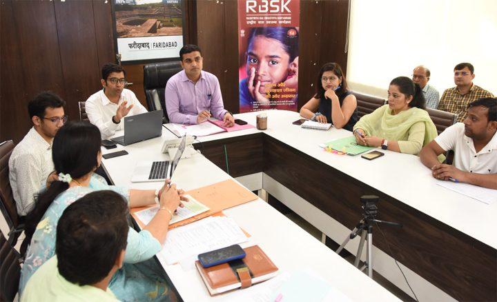 राष्ट्रीय बाल स्वास्थ्य कार्यक्रम में गंभीरता से कार्य करें शिक्षा व स्वास्थ्य विभाग: डीसी विक्रम सिंह