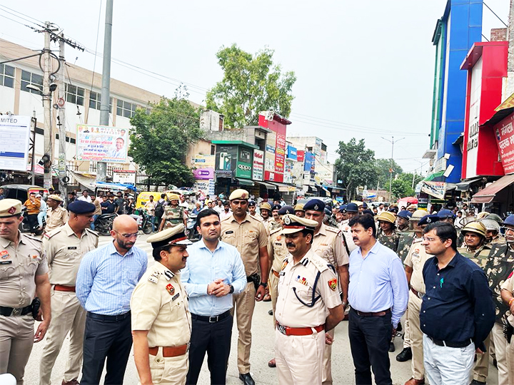 सीपी विकास अरोड़ा और डीसी विक्रम सिंह ने ओल्ड फरीदाबाद से बल्लबगढ होते हुए फरीदाबाद जिला में निकाला पुलिस बल के साथ फ्लैग मार्च
