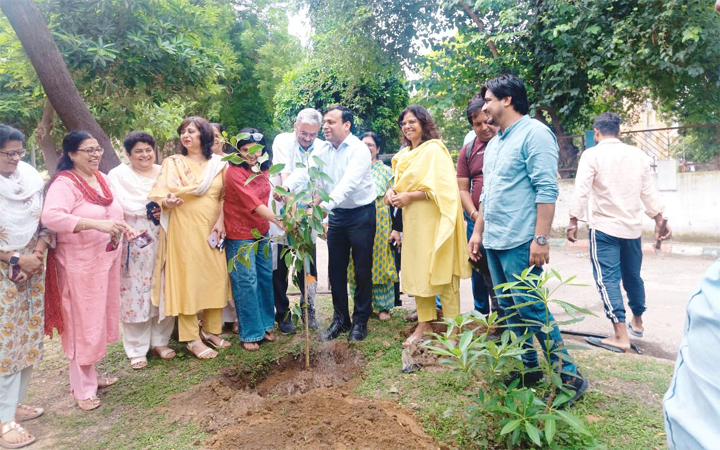 हरियाणा उदय आउटरीच कार्यक्रम के तहत सेक्टर-8 स्थित ईएसआई हॉस्पिटल में पौधारोपण कार्यक्रम का आयोजन