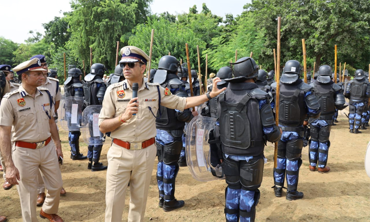 दंगा नियंत्रण के लिए बनाई गई 4 कंपनियों की पुलिस लाइन में हुई ड्रिल, पुलिस आयुक्त राकेश कुमार आर्य ने निरीक्षण कर दिए आवश्यक दिशा निर्देश