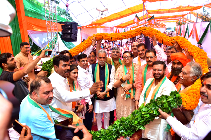 बडख़ल विधानसभा के संपर्क से समर्थन में उमड़ी भीड़