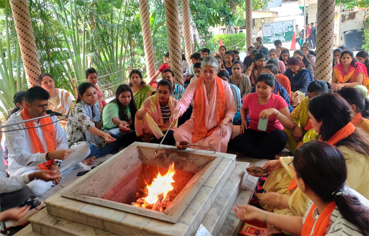 यज्ञ प्रक्रिया के साथ हुआ नवागंतुक छात्रों के शिक्षण सत्र का आगाज