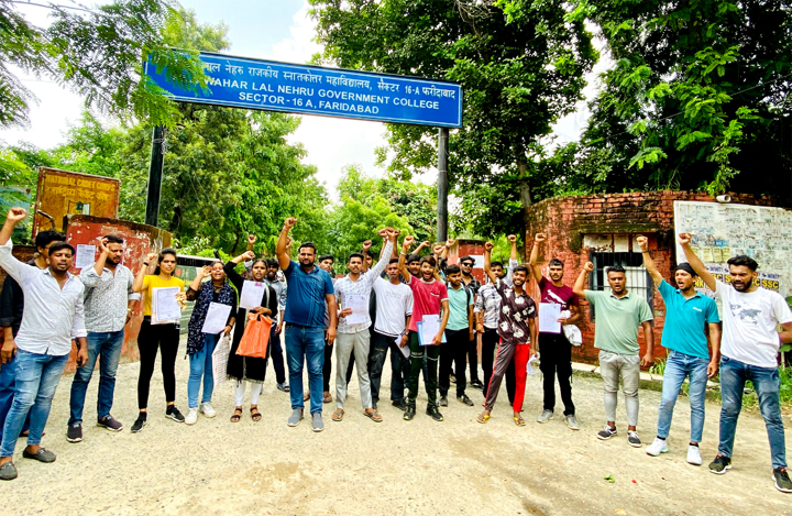 नेहरू कॉलेज में दाखिले की एवज में ली जा रही रिश्वत और धांधली को लेकर एनएसयूआई ने किया प्रदर्शन