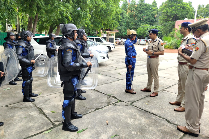 दंगा नियंत्रण के लिए बनाई गई रैपिड एक्शन फोर्स का पुलिस आयुक्त श्री राकेश कुमार आर्य ने किया निरीक्षण, दिए आवश्यक दिशा निर्देश