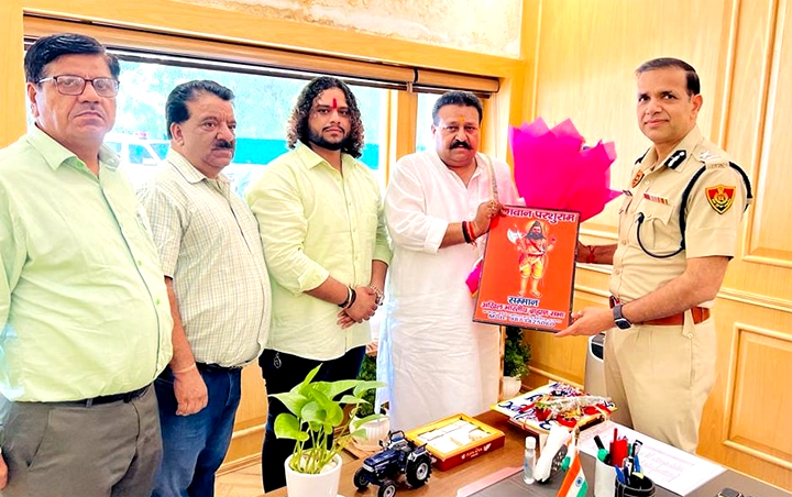 अखिल भारतीय ब्राह्मण सभा ने पुलिस आयुक्त से शिष्टाचार भेंट कर स्वागत अभिनन्दन करते हुए गुलदस्ता व भगवान परशुराम की प्रतिमा की भेंट