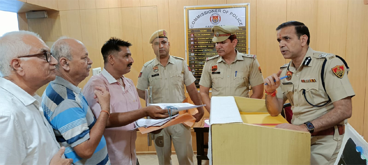 पुलिस आयुक्त ने जनता दरबार में सुनी शिकायतें, संबंधित पुलिस अधिकारी को तुरंत निपटारा करने के दिए निर्देश