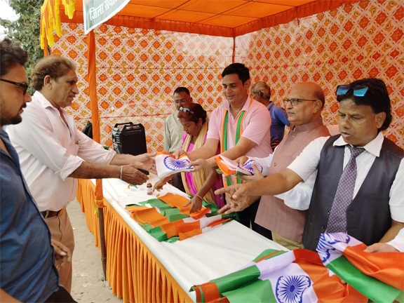 बीजेपी व्यवसायिक प्रकोष्ठ Fbd, द्वारा हर घर तिरंगा अभियान के अंतर्गत लोगों को राष्ट्रीय ध्वज वितरण किए गए।