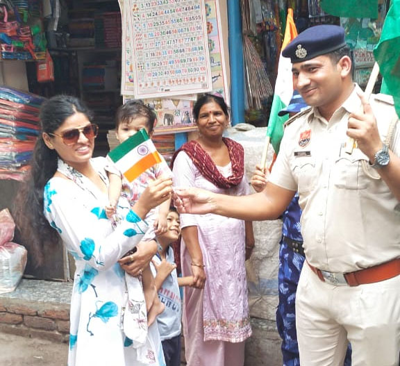 हर घर तिरंगा के तहत बड़े जोश व उल्लास के साथ पुलिस एवं अर्धसैनिक बलो ने संयुक्त रूप से राष्ट्रीय ध्वज तिरंगा को हाथों में लेकर शहर भर में किया मार्च पास्ट
