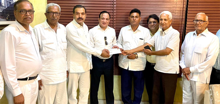 समाज सेवी वीरेंद्र शर्मा ने आरडब्लूए ब्लॉक डी2/ सेक्टर 10 को दिये, विकास कार्य के लिए 2,00,000 लाख रुपये