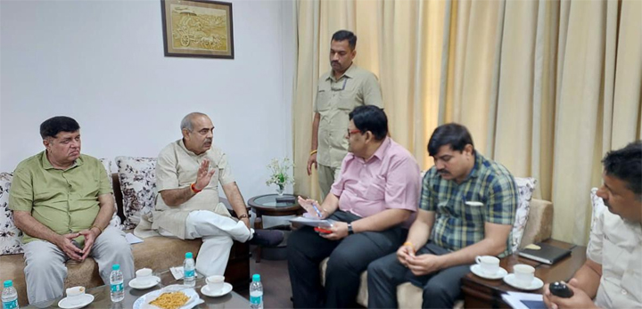 Cabinet Minister Moolchand Sharma gave directions to officers in the review meeting of problems related to Electricity Distribution Corporation