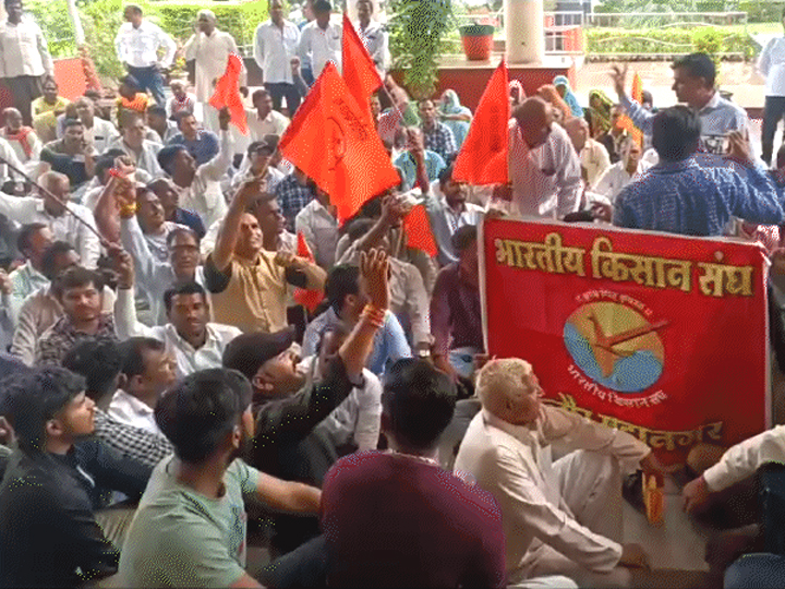 एशिया का सबसे बड़ा प्याज मार्केट दो दिन से बंद: 40% एक्सपोर्ट ड्यूटी का महाराष्ट्र-MP में विरोध, 5 राज्यों में किसानों का प्रदर्शन