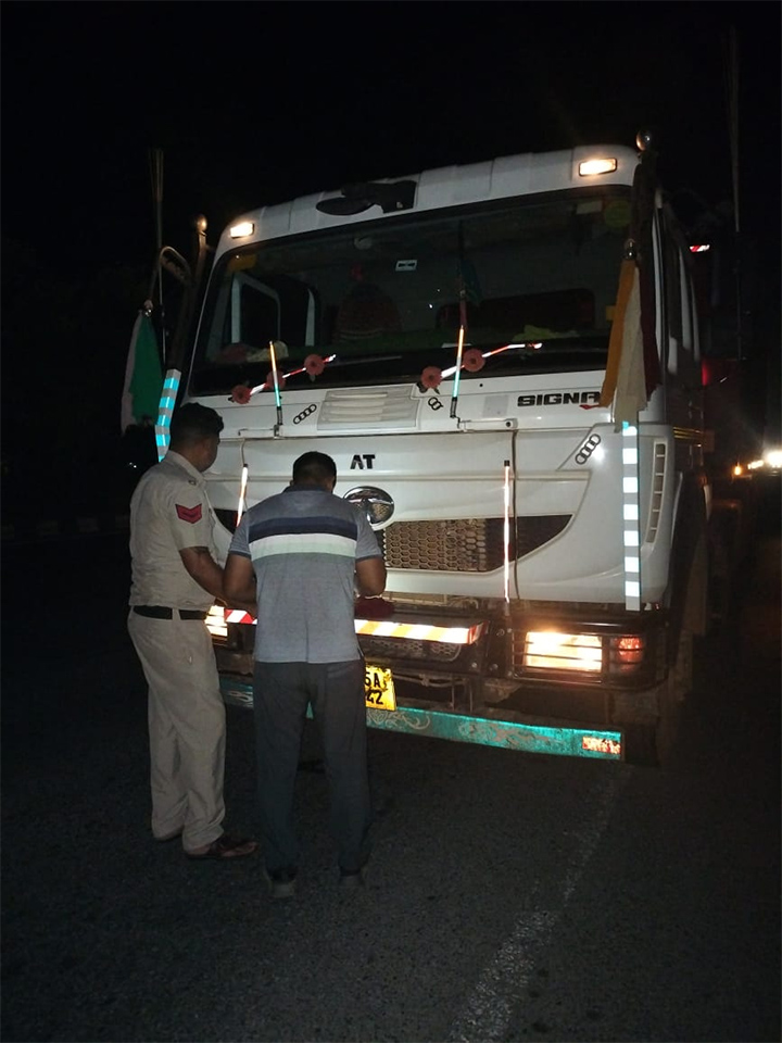 Traffic police palwal ने overloaded वाहनों के खिलाफ चलाया विशेष अभियान