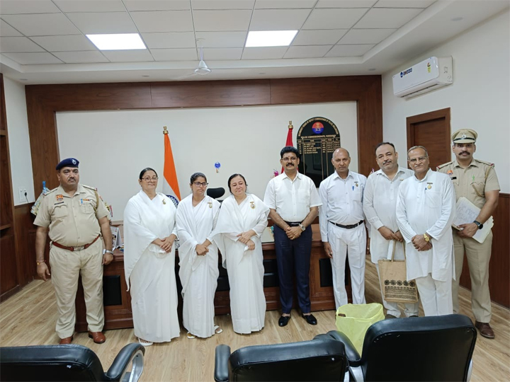 ओम शांति ब्रह्मकुमारी आश्रम संस्था से बहनों ने DCP राजेश दुग्गल को बांधी राखी ,DCP ने रक्षाबंधन पर्व की दी शुभकामनाएं