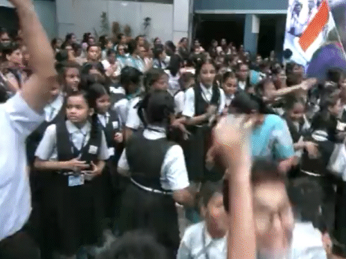 चंद्रयान-3 की सफल लैंडिंग पर देशभर में जश्न, बच्चों ने स्कूल में डांस किया