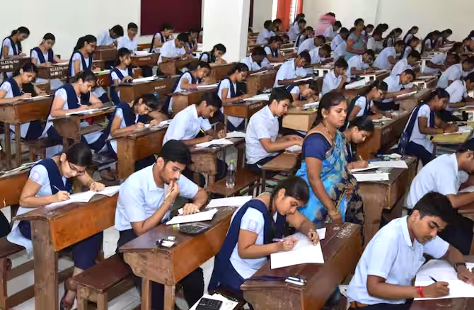 साल में दो बार होंगे 10वीं-12वीं के बोर्ड एग्जाम, 11वीं और 12वीं के स्टूडेंट्स पढ़ सकेंगे दो भाषाए